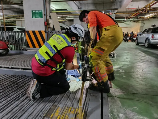 老式機械車位出事了！住戶腳卡縫隙動彈不得