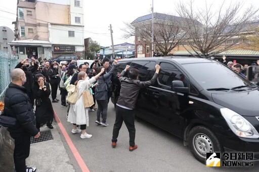 小草不捨柯文哲追囚車 有人淚崩喊阿北加油