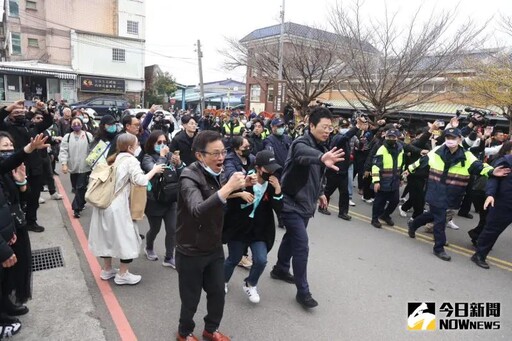 小草不捨柯文哲追囚車 有人淚崩喊阿北加油