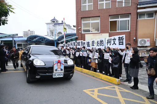 快訊／小草持布條感謝圍道護送柯爸車羽化