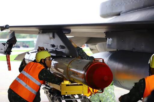 立即備戰操演常態化 F-16戰機掛彈秀肌肉