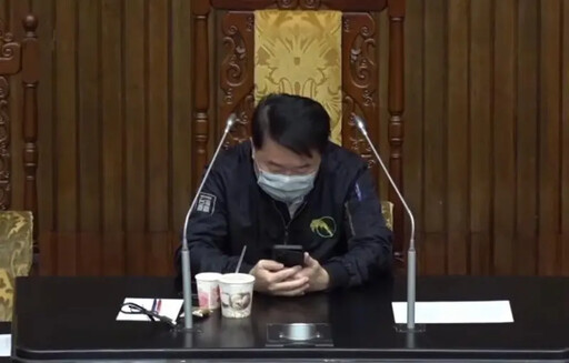 百工百業急死了!他曝綠委竟霸主席台滑手機