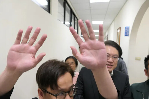 林右昌密會桃議員關切罷免?挨轟見不得人嗎