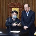 揪綠3無賴霸主席台 她：還要養巨嬰多久？