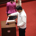 快訊／立院7度否決覆議案 柯建銘未投票