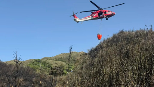 陽明山大火 直升機淡水河取水救援畫面曝!
