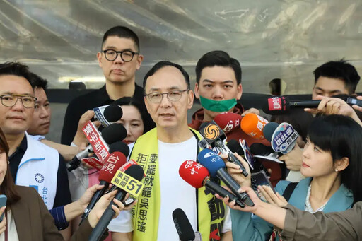 朱立倫徒步收連署書 賴苡任嘴貼綠膠帶抗議