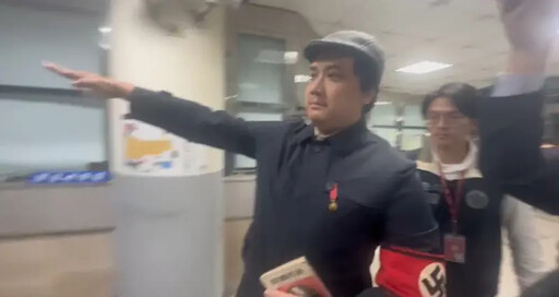 藍青年扮納粹!喊「舔共」讓他笑了:太誠實