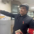 藍青年扮納粹！喊「舔共」讓他笑了：太誠實