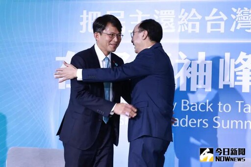 黃國昌徽章有涵義！她酸：柯文哲從不在下面
