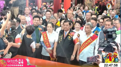 盧秀燕參拜白沙屯媽 這位女綠委卡第一排
