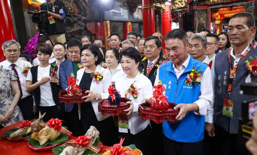 盧秀燕參拜白沙屯媽 這位女綠委卡第一排