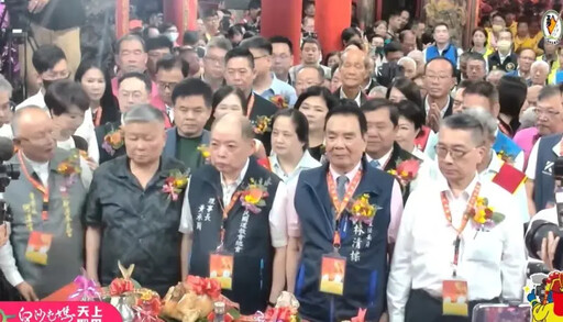 盧秀燕參拜白沙屯媽 這位女綠委卡第一排