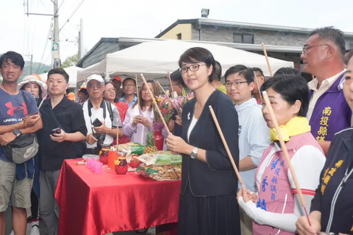白沙屯媽祖200年首停南投!許淑華跪地恭迎