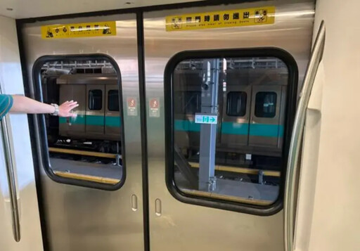高捷通車17年首例!行駛中車門玻璃整片掉落
