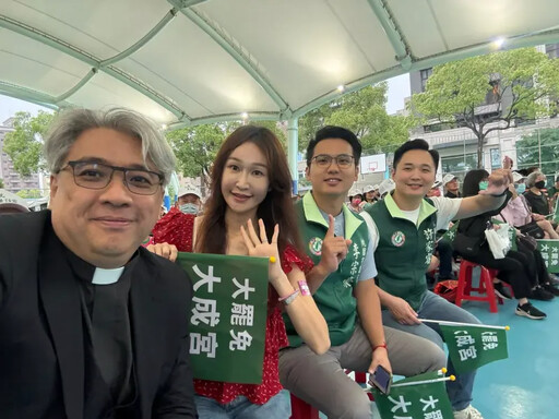 桃園罷團爆分裂!女議員下跪護連署書