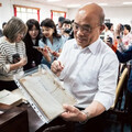 重回美麗島大審現場！蘇貞昌首度展示這文件