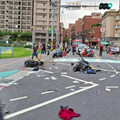三峽重大車禍驚險瞬間！男接女兒下課險遭撞