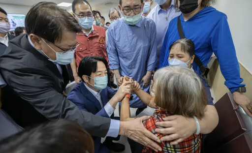 探視三峽車禍傷患 賴清德蹲地緊握家屬雙手