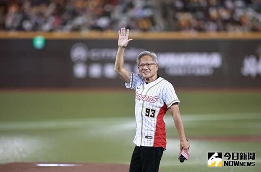 黃仁勳與少棒隊練球!蔣萬安曝AI教父暖舉