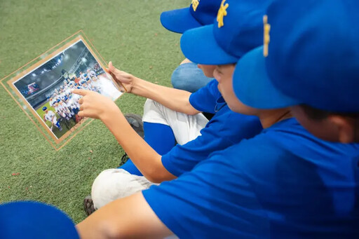黃仁勳與少棒隊練球!蔣萬安曝AI教父暖舉