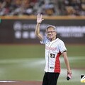 黃仁勳與少棒隊練球！蔣萬安曝AI教父暖舉