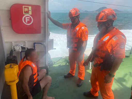 中國男子套泳圈企圖偷渡大膽 金門海巡活逮