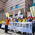 明年取消「4+1」國假？勞團包圍民進黨抗議