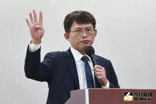 黃國昌翹班看棒球?律師酸:在家睡4年最好