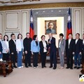 8藍縣市長拜會韓國瑜 這1幕現場笑翻