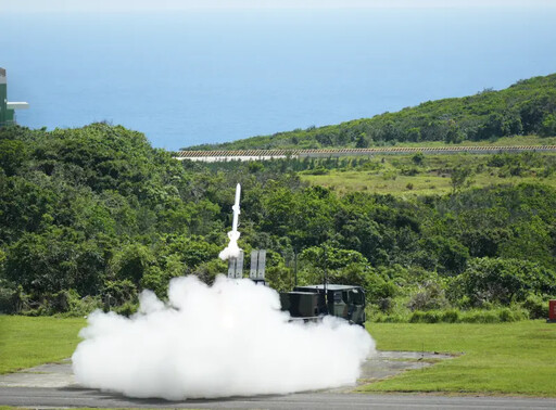 18共機、8共艦台海周邊擾台 國軍嚴密監控