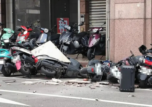 苗栗鯨友百貨外牆磁磚脫落 砸損6機車