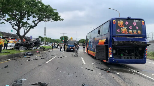 快訊/嚴重車禍!自小客撞遊覽車翻覆釀2死