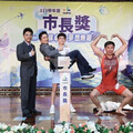 蔣萬安獻出人生第一次公主抱 爆笑畫面曝光