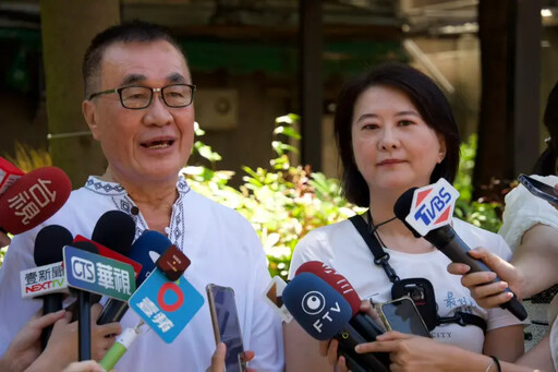 李四川陪王鴻薇掃街!她酸:副市長像個助理