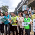 何欣純陪罷團站路口 衝刺江啟臣罷免連署書