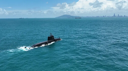 海鯤號首度出港海試 台船公布浮航測試項目