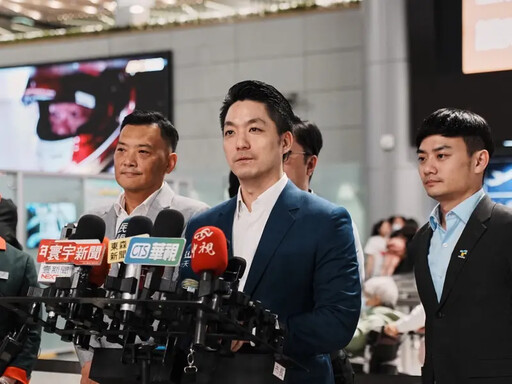 蔣萬安飛巴黎參加市長峰會!桃機民眾喜合照