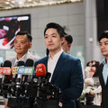 蔣萬安飛巴黎參加市長峰會！桃機民眾喜合照