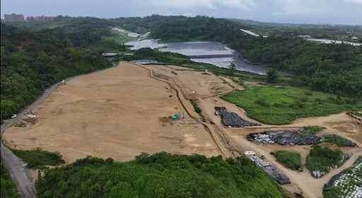和山里光電板吃掉整座山 她怒問陳其邁這句
