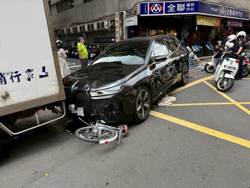 BMW電動車想右轉卻暴衝 74歲翁撞傷婦人