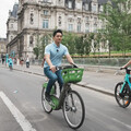 影／蔣萬安巴黎取經限行區 嗨騎共享單車