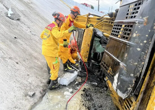 屏東怪手翻落河堤!駕駛遭壓住不幸身亡