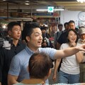 蔣萬安陪王鴻薇掃街 遭嗆：繳稅不是養共匪