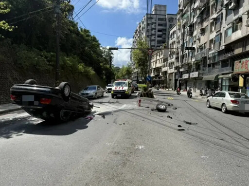 60歲男駕車突恍神 撞分隔島翻車輪胎噴飛