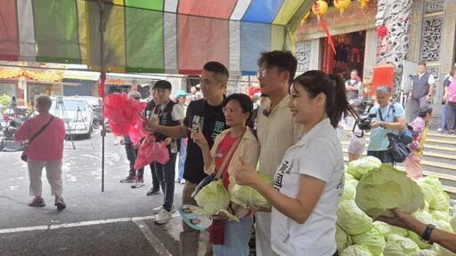 黃國昌中和送高麗菜人氣旺 現場人龍曝光!