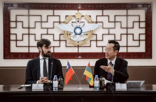 顧立雄會見訪團竟倒掛立陶宛國旗 軍方致歉