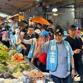 馬英九陪賴士葆掃市場 婆媽看到嗨翻：好帥