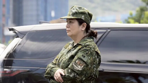 女幕僚著軍服違反慣例？總統府回應了