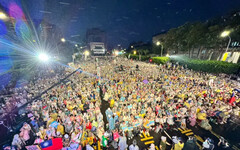 凱道集結！5萬人無懼暴雨喊：黃國昌臭俗辣